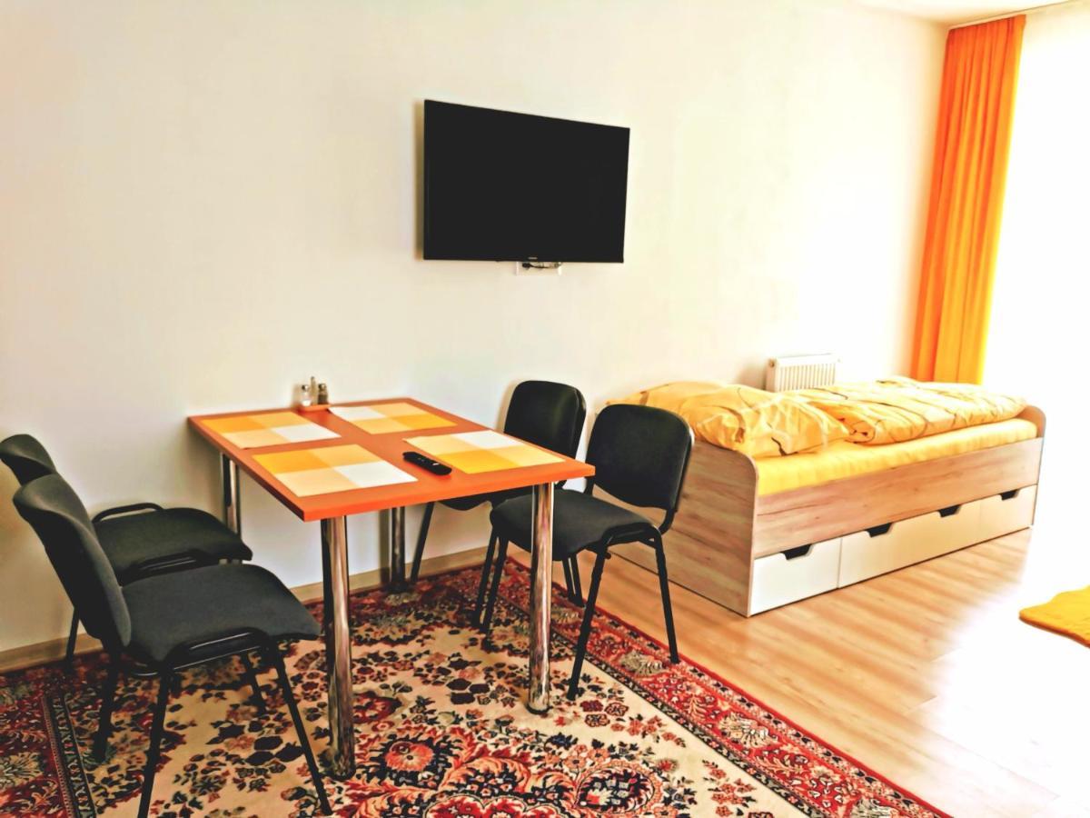 Comenius Apartments - Apartmány na rohu Svidnik Esterno foto