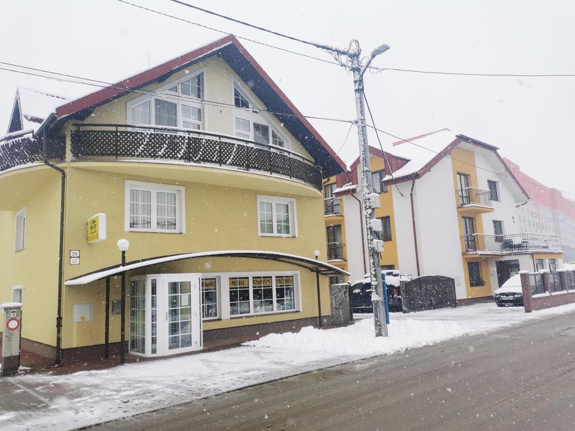 Comenius Apartments - Apartmány na rohu Svidnik Esterno foto
